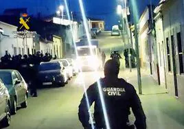 Fuerte despliegue de la Guardia Civil durante los registros efectuados en Villanueva del Fresno.
