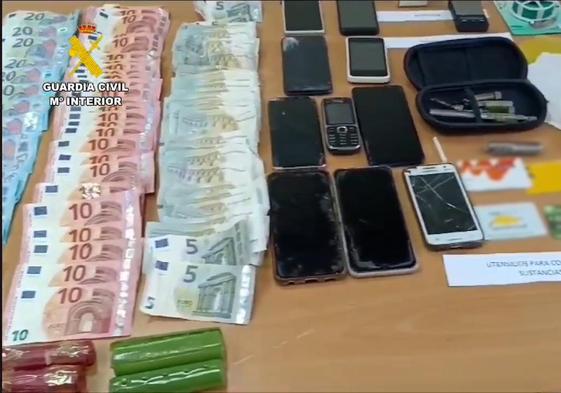 Dinero, teléfonos y otros efectos intervenidos por la Guardia Civil.