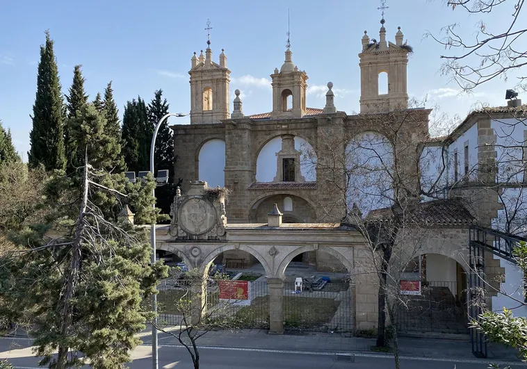 La fachada del monasterio de San Francisco en Cáceres recupera su esplendor tras una reforma de 244.000 euros