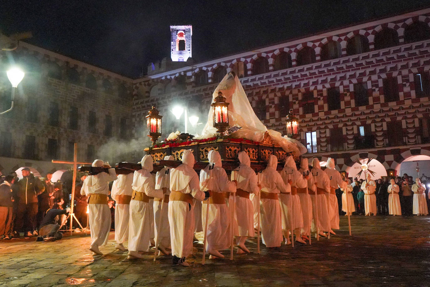 El Cristo del Prendimiento sube a la Plaza Alta de Badajoz para presidir el Viacrucis
