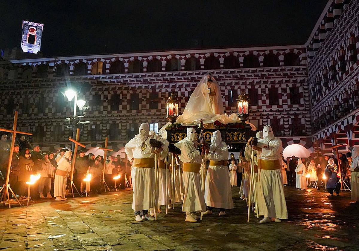 El Cristo del Prendimiento sube a la Plaza Alta de Badajoz para presidir el Viacrucis