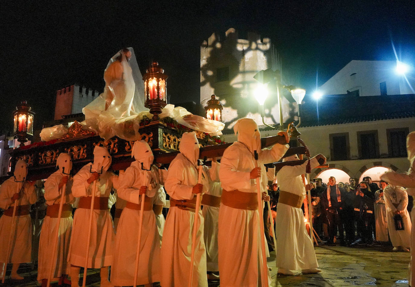 El Cristo del Prendimiento sube a la Plaza Alta de Badajoz para presidir el Viacrucis