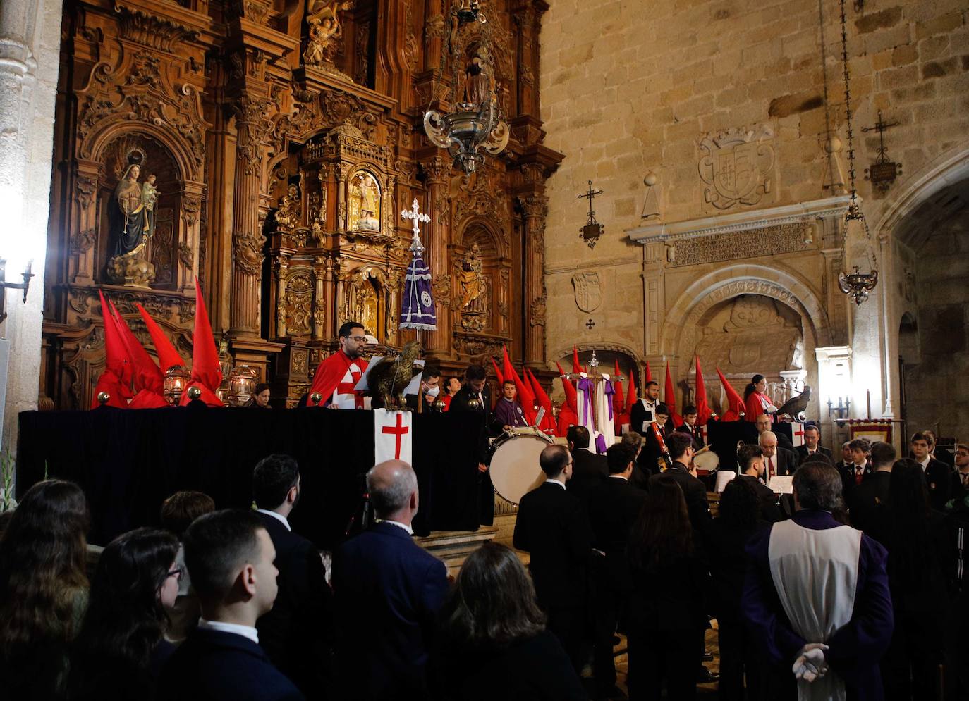 La procesión de la Vera Cruz tampoco pudo salir del templo. 