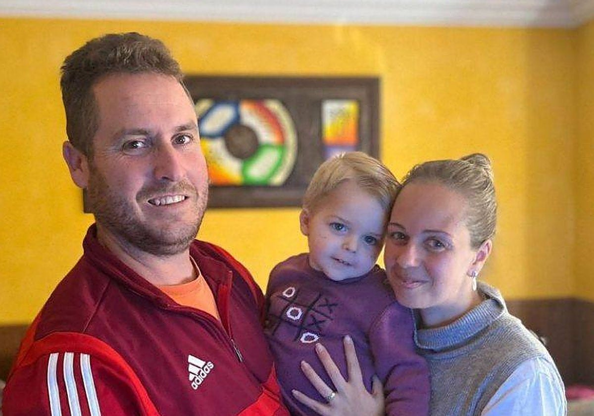 Los padres de Héctor, Juanjo y Tamara, con el pequeño.