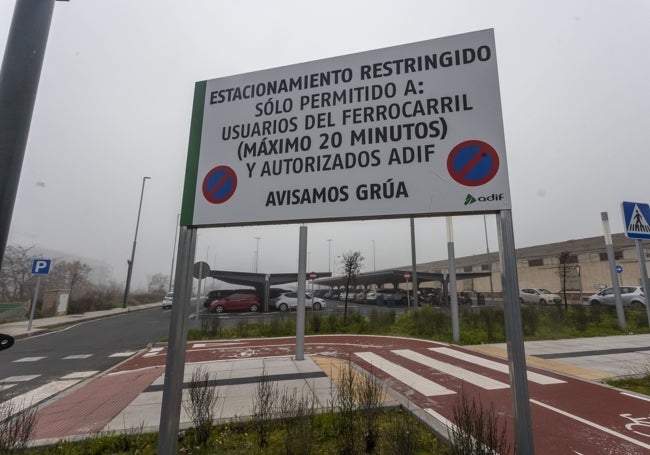 Aparcamientos de la estación ferroviaria de Cáceres.