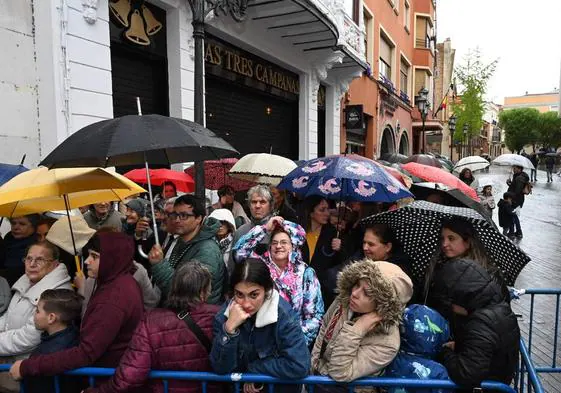 Personas esperando este Jueves Santo a las puertas del templo de la Soledad, en Badajoz.