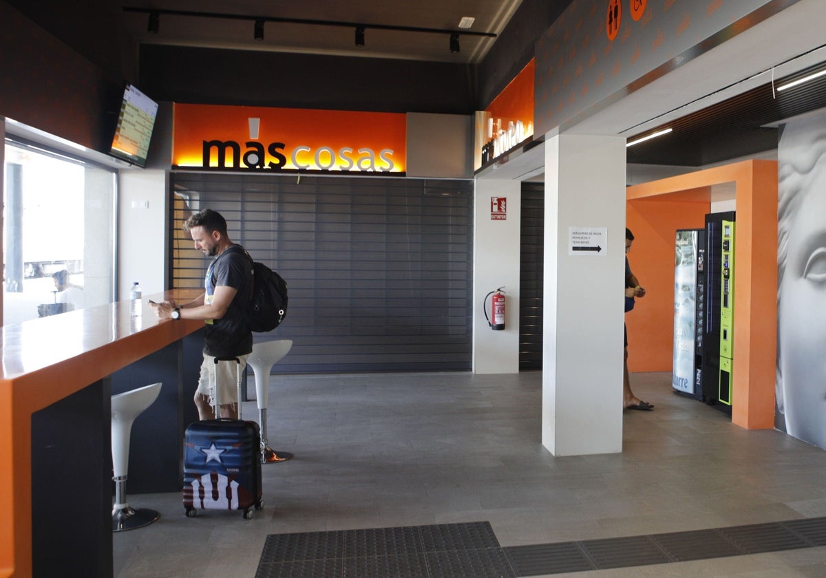 Estación de tren de Cáceres con las máquinas expendedoras al fondo.