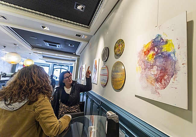 El Gran Café de Cáceres muestra la exposición 'Paisajes oníricos' de Felipe Pulido.