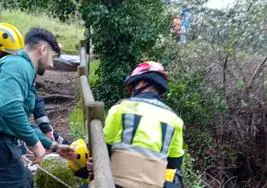 Un momento del rescate de la mujer accidentada.