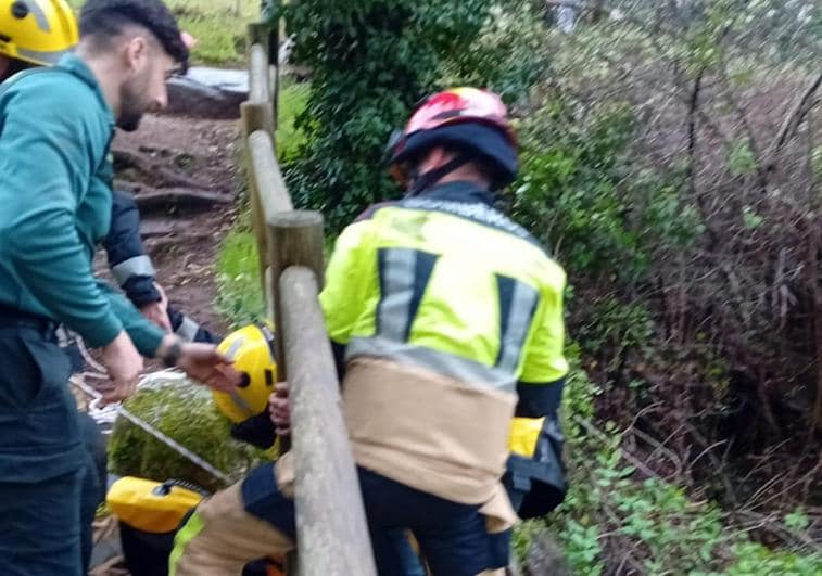 Rescatada una mujer que se precipitó por un barranco en Garganta la Olla