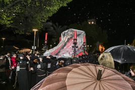 El Cristo de la Paz desafía la lluvia y procesiona en la madrugada del Viernes Santo