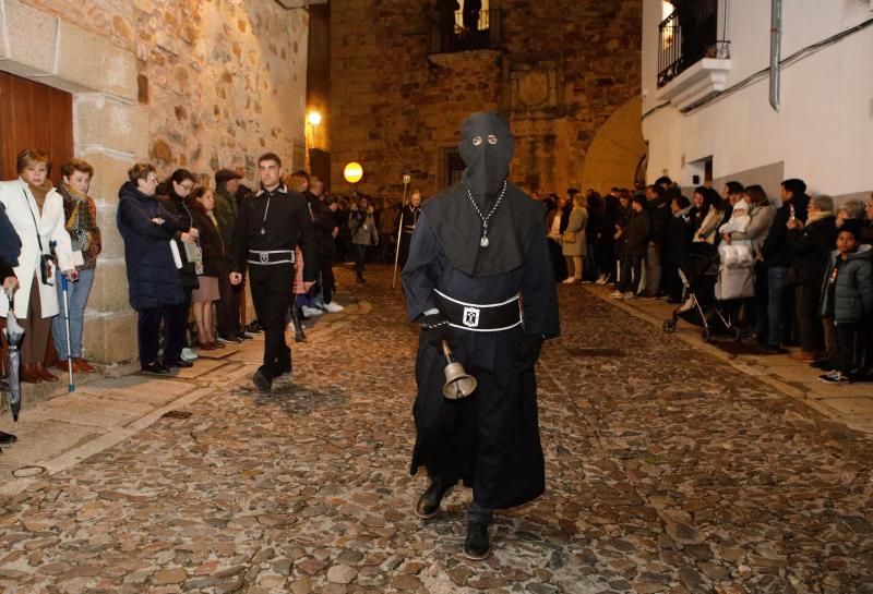 La procesión del Cristo Yacente y la Señora de la Soledad tuvo que regresar al templo por la lluvia. 