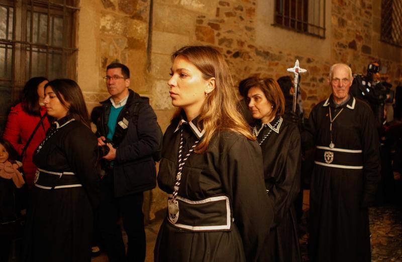 La procesión del Cristo Yacente y la Señora de la Soledad tuvo que regresar al templo por la lluvia. 