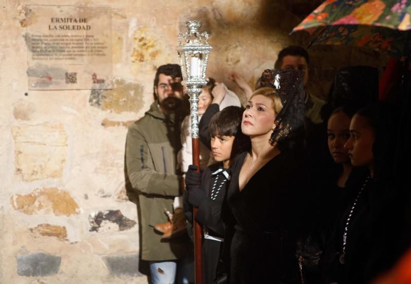 La procesión del Cristo Yacente y la Señora de la Soledad tuvo que regresar al templo por la lluvia. 