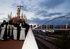 La procesión de la Victoria atraviesa el puente de Mejostilla y llega al casco histórico de la ciudad.