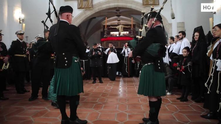 Gaiteros tocan delante del Cristo del Calvario