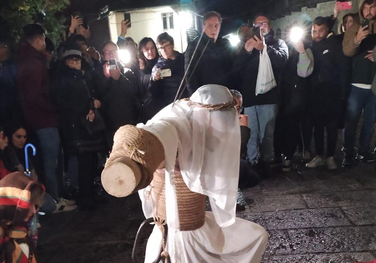 Un momento de la procesión por las calles de Valverde de la Vera.