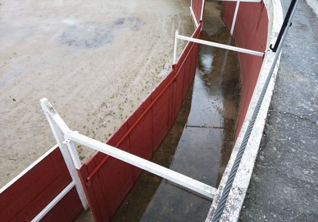 El callejón, inundado.