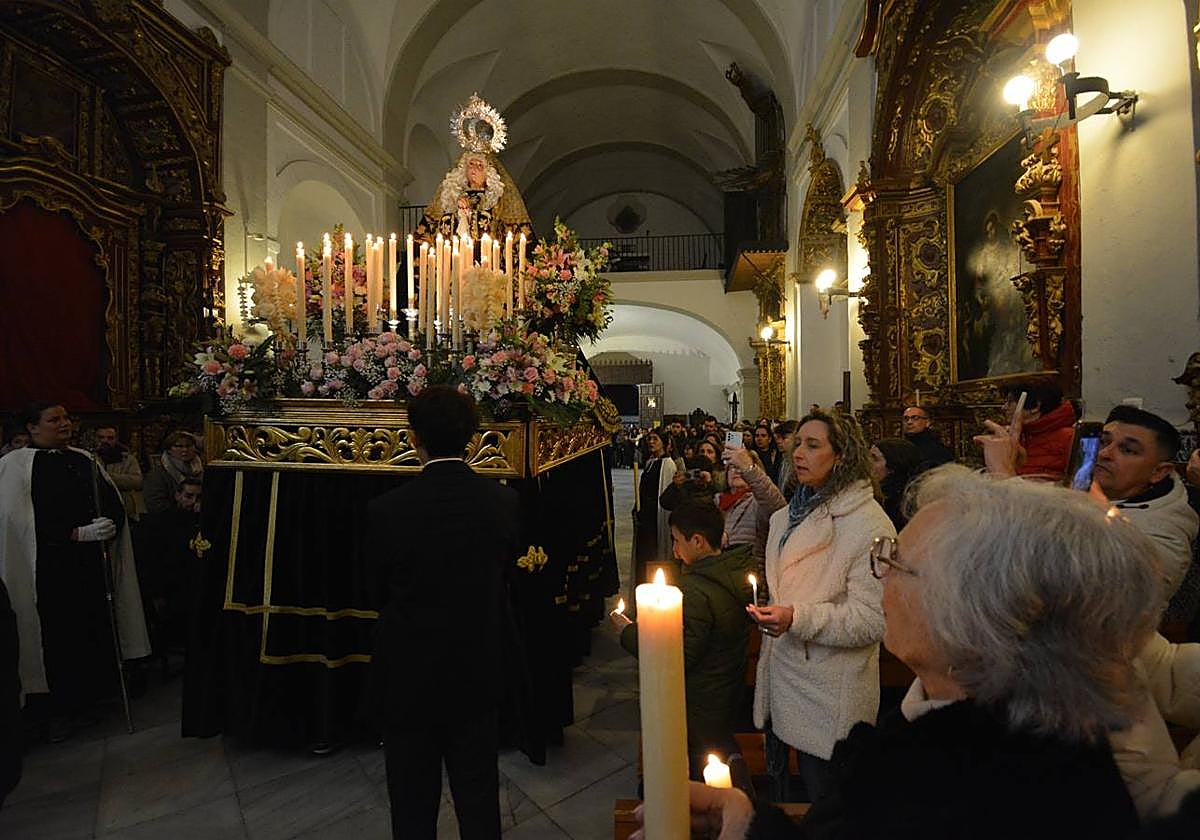 Las procesiones del Viernes Santo se quedaron en los templos
