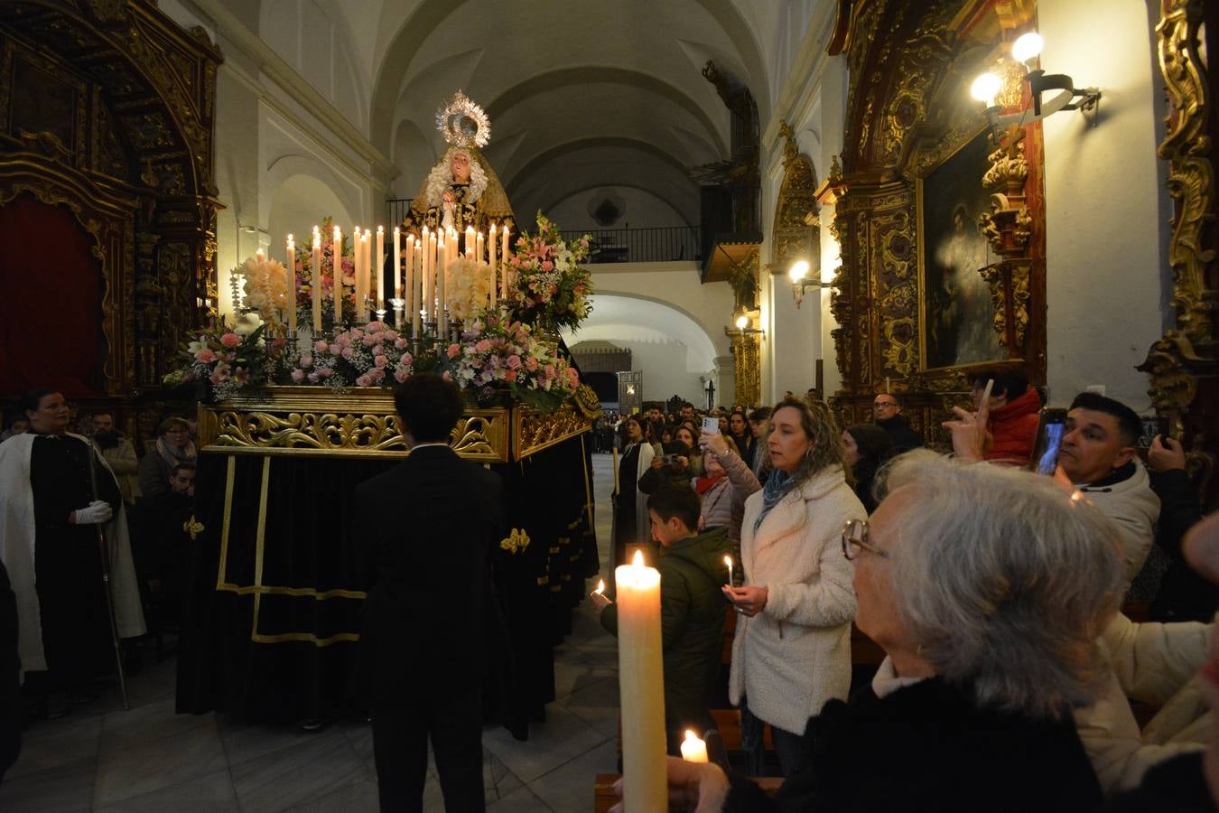 Las procesiones del Viernes Santo se quedaron en los templos