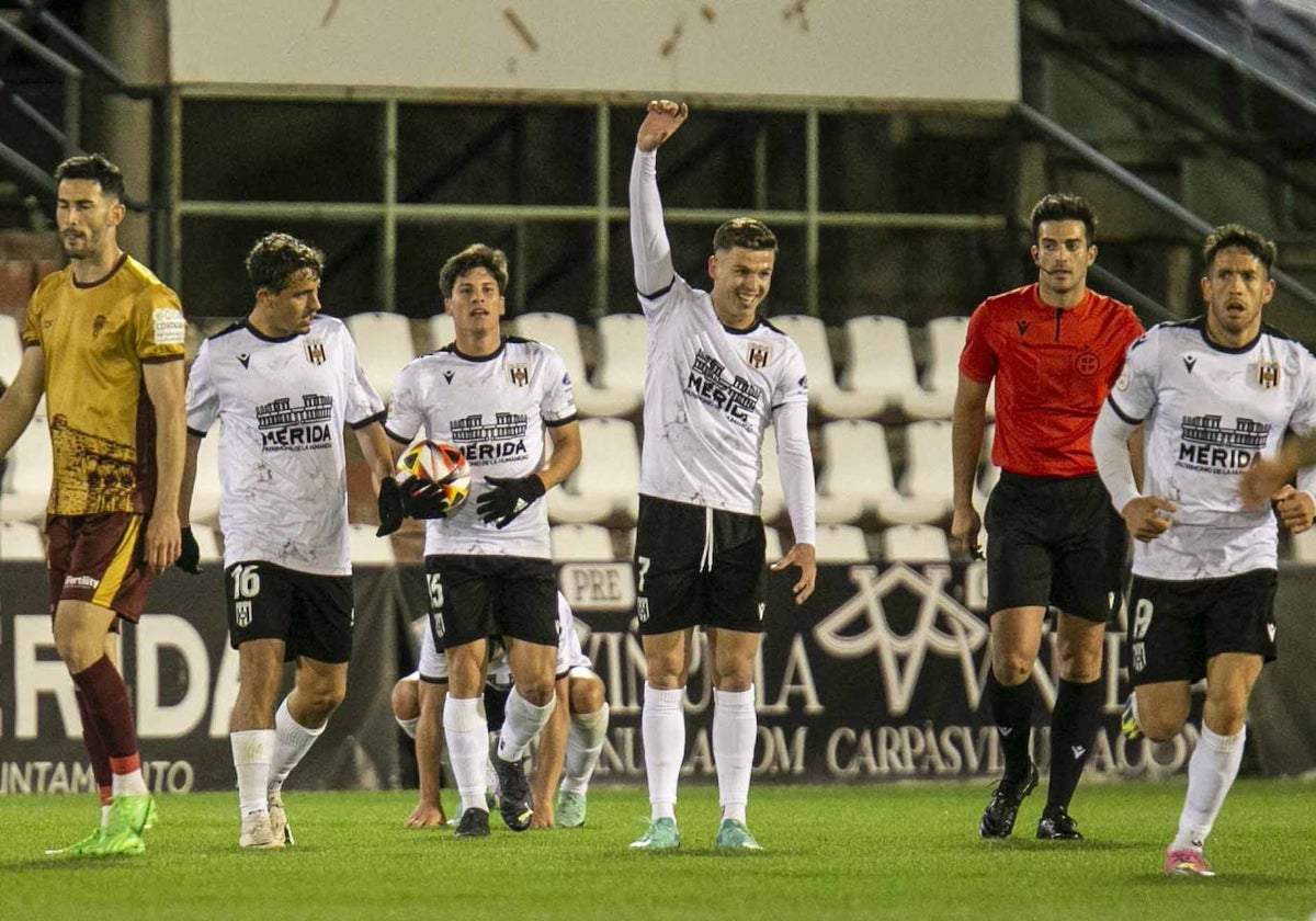 El asturiano Sandoval celebra escanciando sidra el 2-2 definitivo.