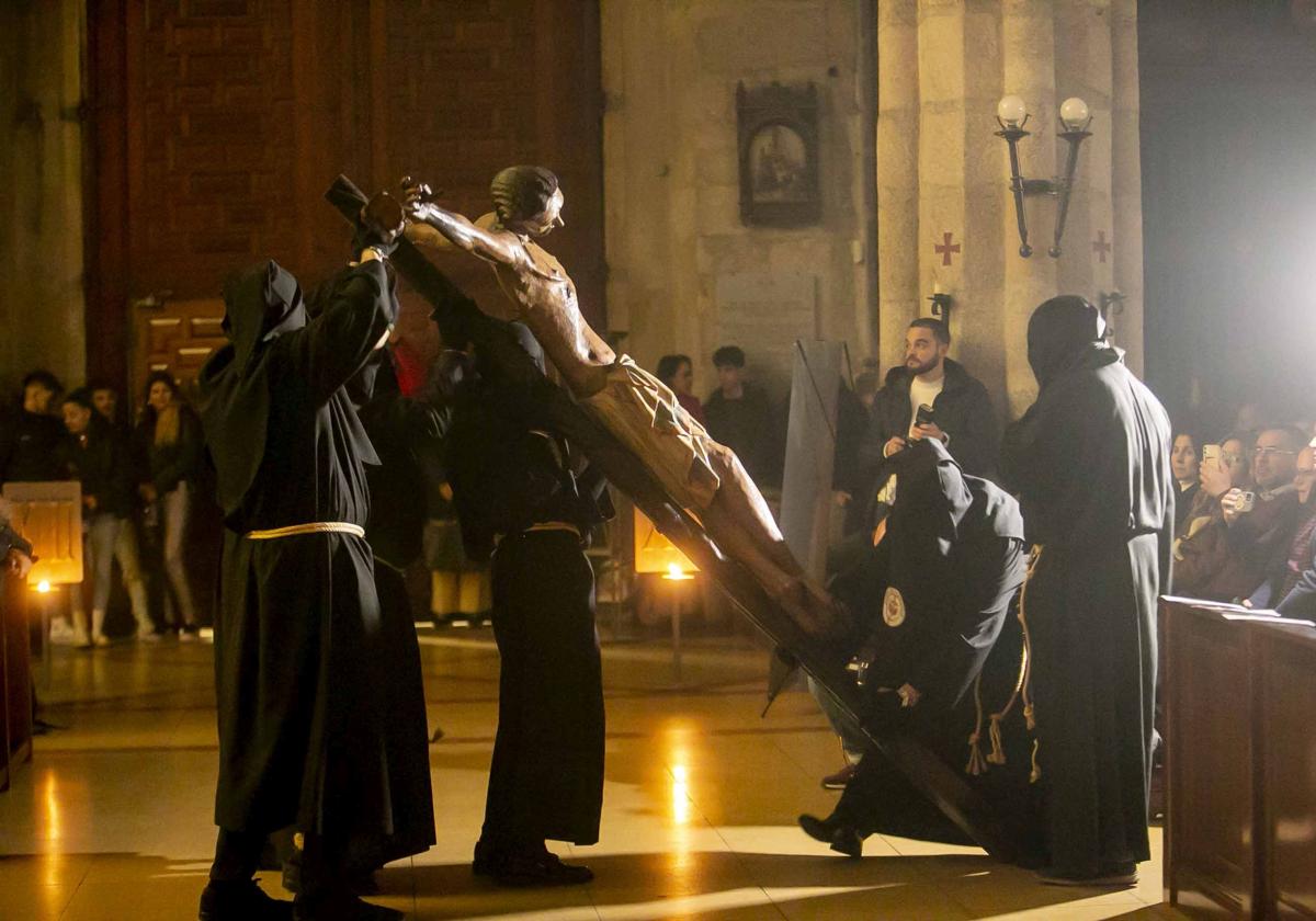 Viacrucis de recogimiento en la Concatedral de Mérida