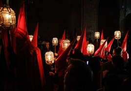 Miembros de la Cofradía de la Vera Cruz de Cáceres el jueves en la iglesia de San Mateo.