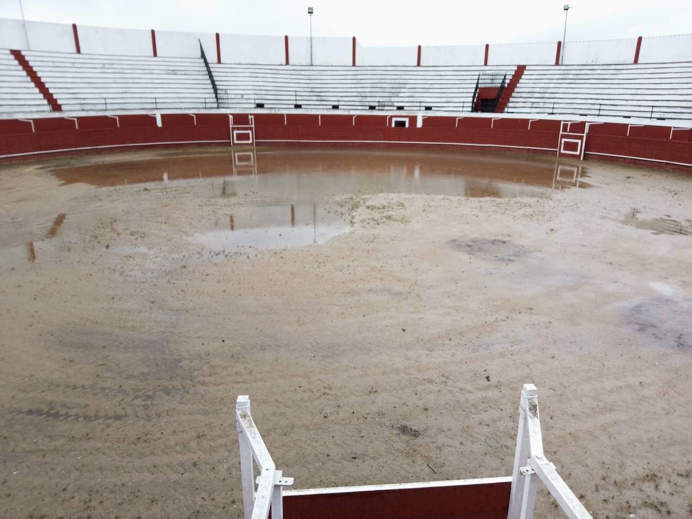 La lluvia inunda la plaza de toros de Zarza la Mayor y obliga a suspender un festival mixto