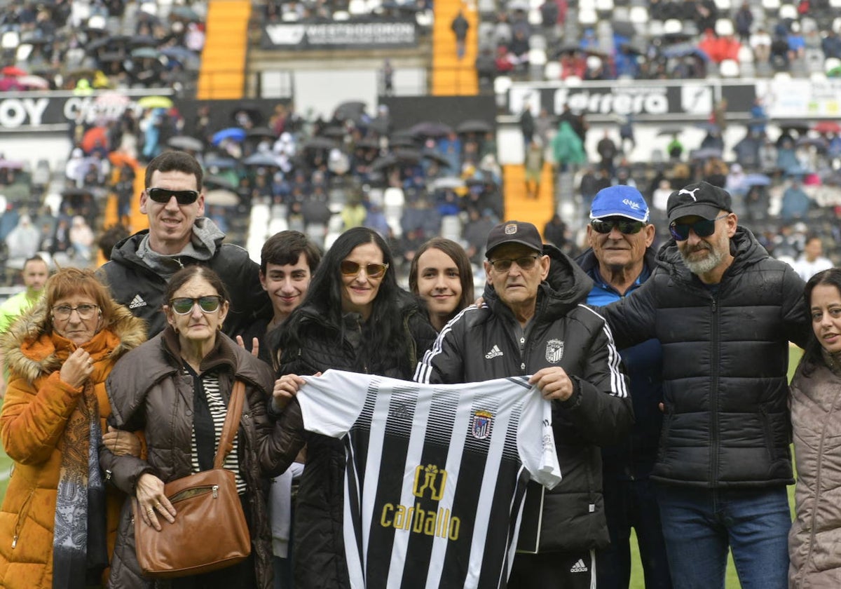 Angelito rodeado de los suyos en el homenaje que le rindió el Badajoz antes del partido.