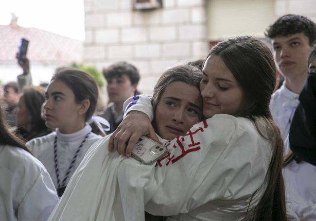 Consuelo entre dos jóvenes penitentes