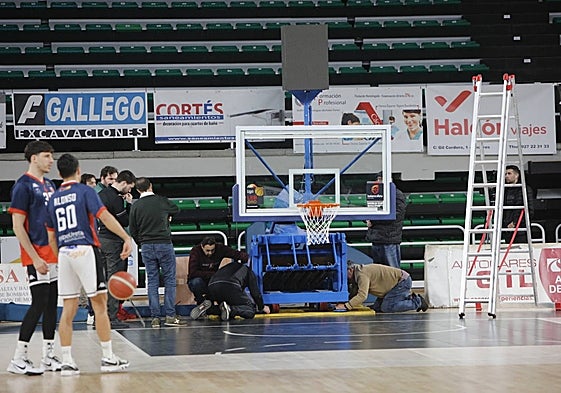El inicio del partido se retrasó más de una hora por una avería en una canasta.