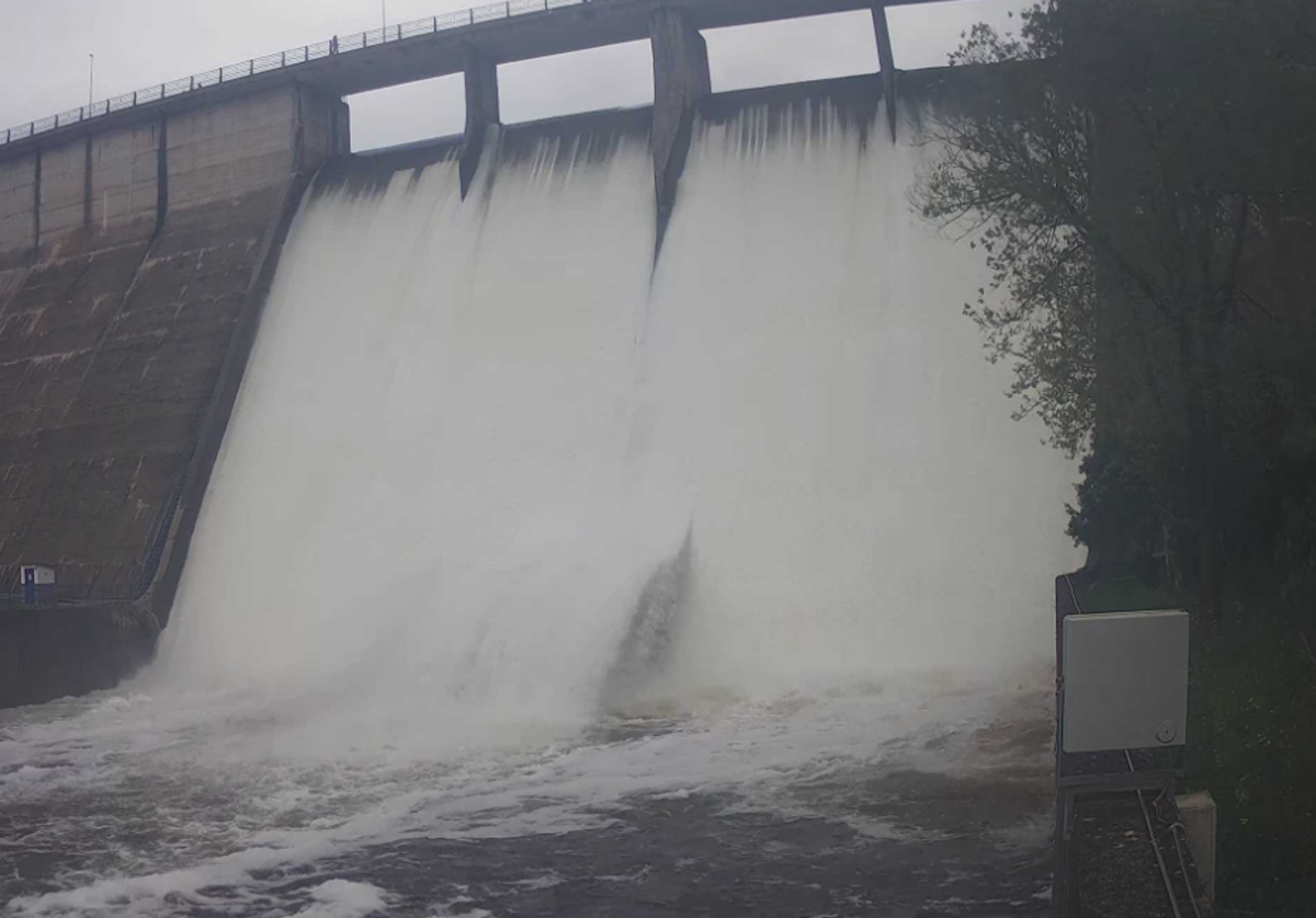 La presa soltando agua por sus aliviaderos.