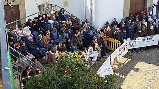 Las personas con movilidad reducida vieron el desfile de la romería en sitios reservados