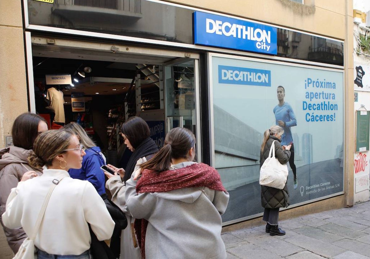 Un grupo de jóvenes a las puertas de la tienda de Decathlon de la calle Pintores.