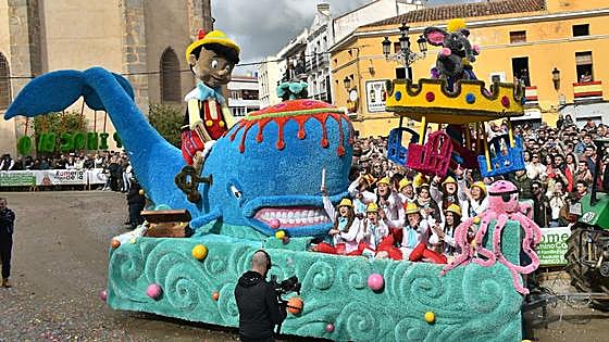 Fotos: El desfile de carrozas de Piedraescrita inundó las calles de color