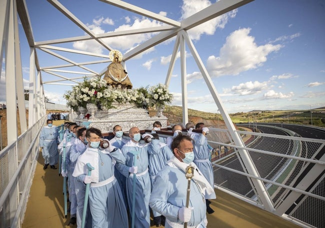 Paso de la Virgen de la Montaña por el puente, en 2022.