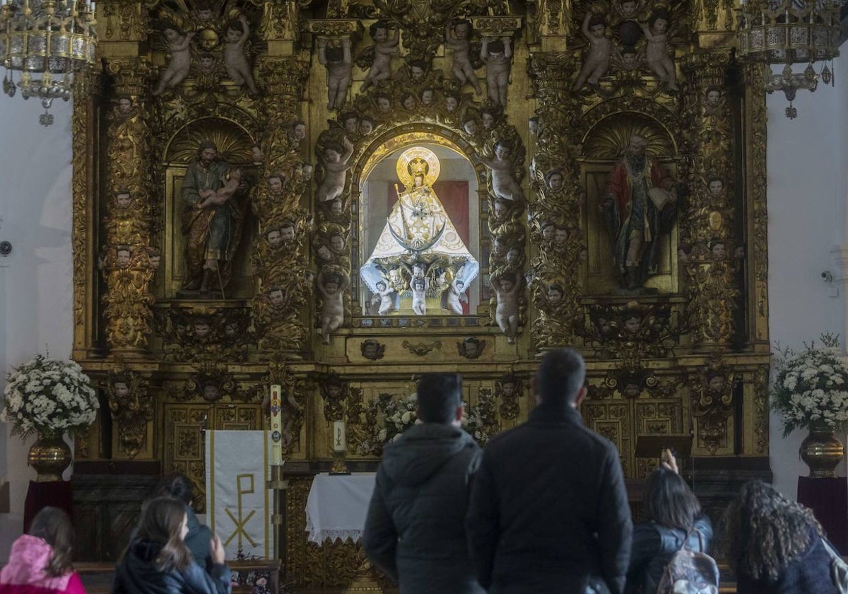 La imagen de la patrona ha regresado a su hornacina tras ser sometida a una limpieza.