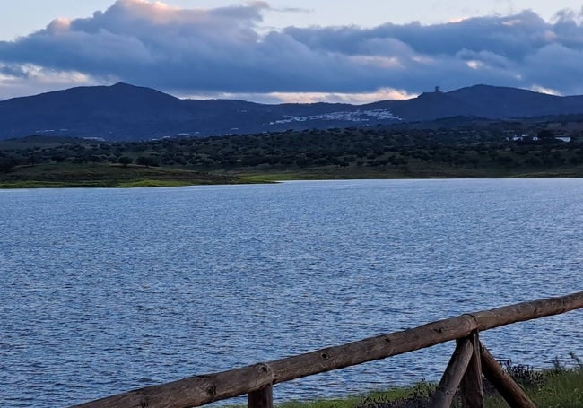 Presa de Villalba de los Barros, con casi 58 hm3 acumulados, ayer domingo. Está por encima del 50%.