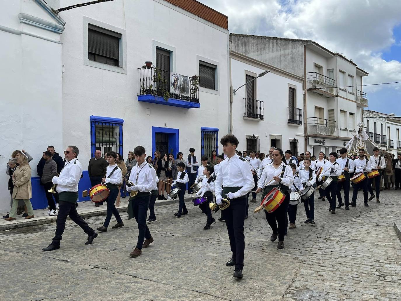 Imagen principal - Arriba, la Banda de Cornetas y Tambores de la Asociación Sociocultural 'Villa de Alconchel', durante la procesión del Encuentro. Abajo, los pasos del Cristo Resucitado y de la Virgen del Rosario.