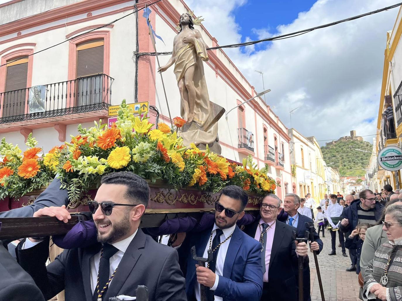 Imagen secundaria 1 - Arriba, la Banda de Cornetas y Tambores de la Asociación Sociocultural 'Villa de Alconchel', durante la procesión del Encuentro. Abajo, los pasos del Cristo Resucitado y de la Virgen del Rosario.