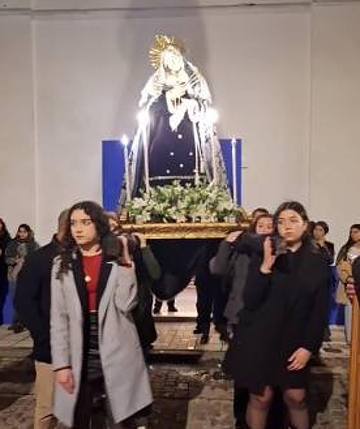 Imagen secundaria 2 - Arriba, Manuel Pardo canta una saeta, junto a la Banda de Cornetas y Tambores 'Villa de Alconchel'. Abajo, acto penitencial con el paso del Cristo Yacente, y final de la Procesión del Silencio.