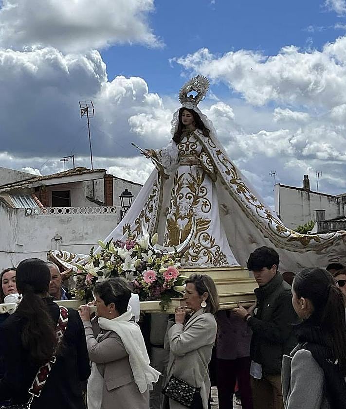 Imagen secundaria 2 - Arriba, la Banda de Cornetas y Tambores de la Asociación Sociocultural 'Villa de Alconchel', durante la procesión del Encuentro. Abajo, los pasos del Cristo Resucitado y de la Virgen del Rosario.