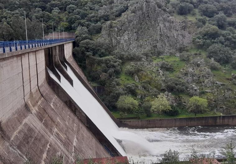 La presa de Villar del Rey, aliviando agua este lunes.