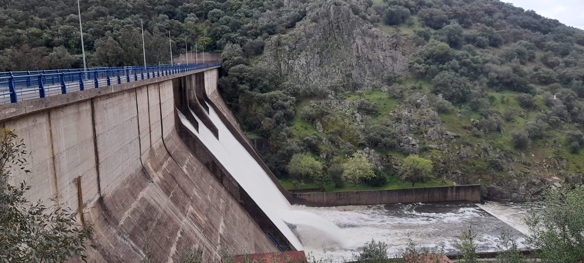 La presa de Villar del Rey, que abastece a Badajoz, está al 103 % de su capacidad, por lo que sigue aliviando agua. 