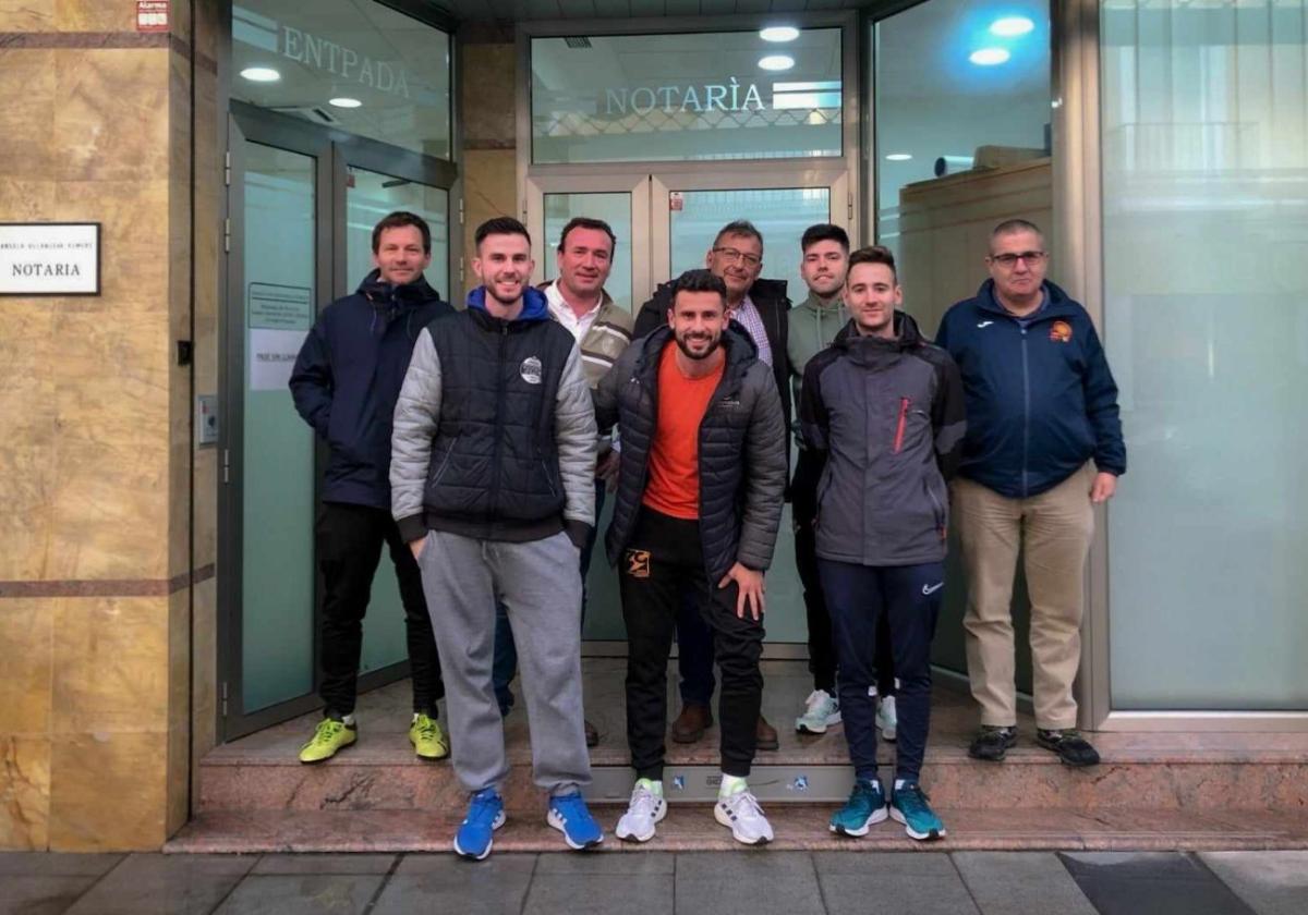 La directiva del Miajadas CF posa en la puerta de la notaría.