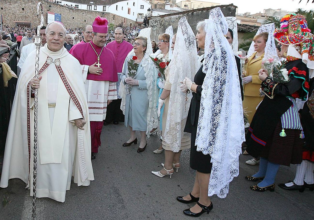 A la izquierda, Monseñor Manuel Monteiro en la bajada de la Virgen de la Montaña del año 2009, cuando era Nuncio del Papa en España.
