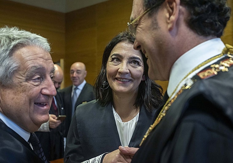 Olga Suárez, al mediodía de este miéroles, tras su toma de posesión como fiscal jefa de Cáceres.