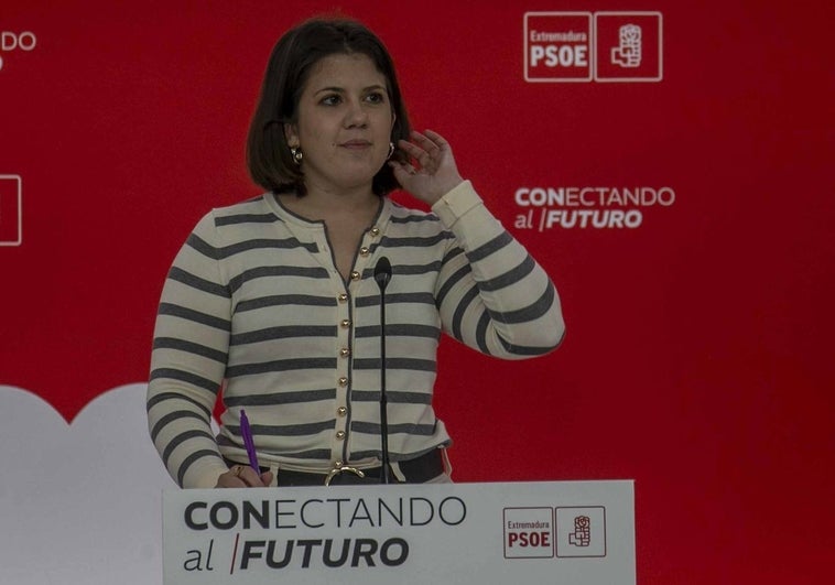 María Andrada, esta tarde, en Mérida, en su primera rueda de prensa como portavoz del Ejecutiva del PSOE extremeño.