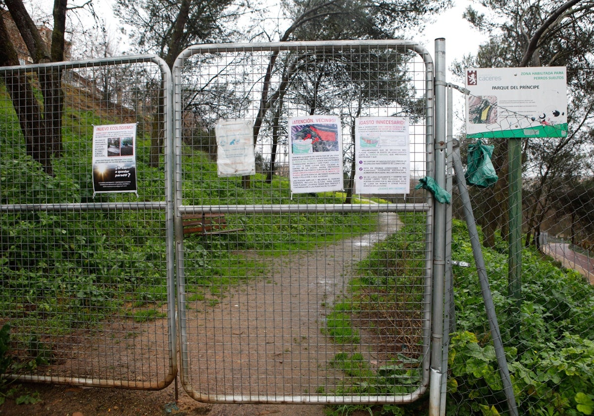 Carteles contra el nuevo parking en superficie del Parque del Príncipe.