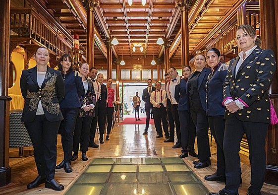 La plantilla de Las Tres Campanas recibe a los clientes en su inauguración.